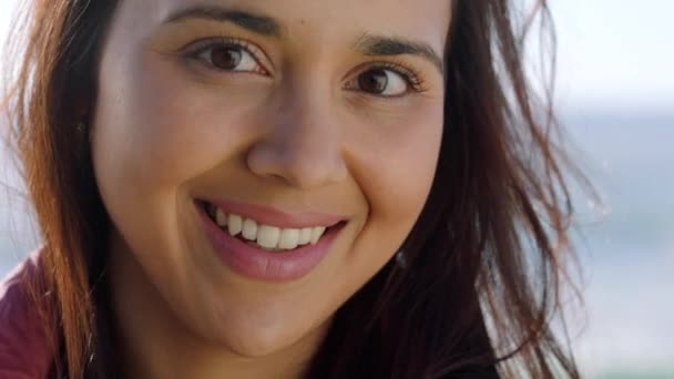 Portret Młodej Kobiety Uśmiechającej Się Zewnątrz Słońcu Piękna Atrakcyjna Brunetka — Wideo stockowe