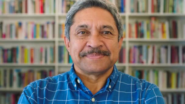 Retrato Indio Una Biblioteca Profesor Edad Avanzada Profesor Con Bigote — Vídeos de Stock