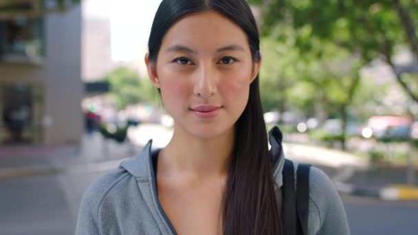 Портрет Щасливої Азіатки Яка Подорожує Містом Молода Студентка Або Рюкзак — стокове відео
