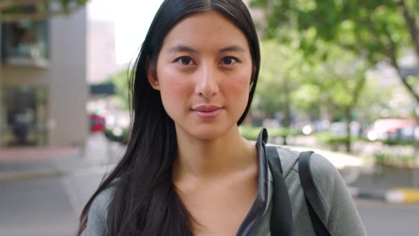 Jedna Neusměvavá Motivovaná Studentka Dojíždějící Vysokou Snímek Hlavy Dívky Která — Stock video