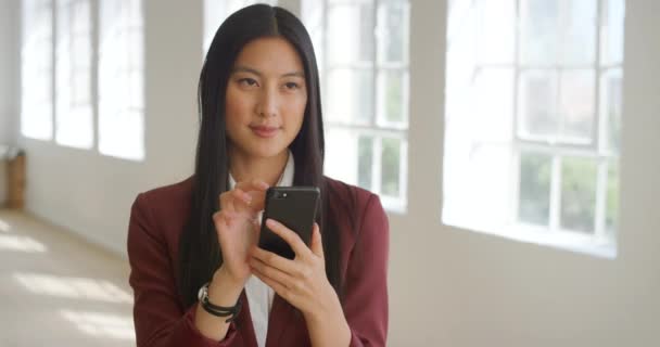 Femme Affaires Asiatique Recherche Des Idées Sur Les Médias Sociaux — Video