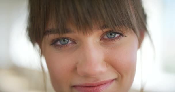 Closeup Womans Eyes Looking Forward Gazing Watching Bokeh Background Headshot — 图库视频影像