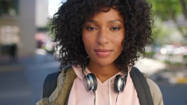Portret Van Een Trendy Jonge Zwarte Vrouw Met Een Zorgeloze — Stockvideo