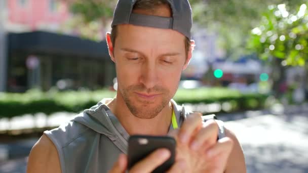 Молодой Активный Человек Проверяет Новости Социальных Сетях Своем Телефоне После — стоковое видео