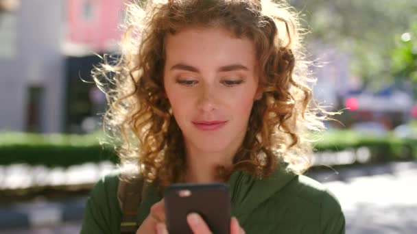 Boldog Fiatal Sms Ezik Egy Telefonon Városban Arc Egy Vidám — Stock videók