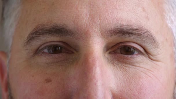 Gros Plan Des Yeux Homme Mûr Portant Des Contacts Oculaires — Video