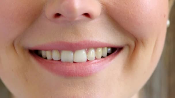 Zbliżenie Kobiety Uśmiechającej Się Śmiejącej Radości Powiększ Usta Usta Zęby — Wideo stockowe