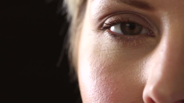 Perbesar Pada Wanita Berkedip Selama Janji Optometri Untuk Memeriksa Matanya — Stok Video