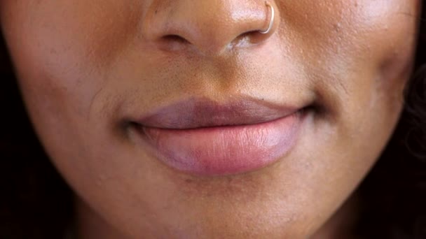 Nahaufnahme Lächelnder Frauenlippen Während Sie Rosa Lippenstift Make Und Kosmetik — Stockvideo