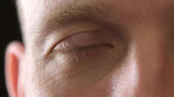 Gros Plan Œil Masculin Avec Des Lentilles Contact Clignotant Dans — Video