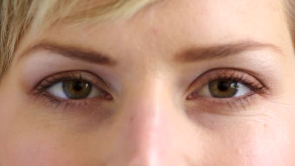 Крупный План Женщины Проверяющей Зрение Зрение Оптометриста Увеличьте Моргание Женщины — стоковое видео