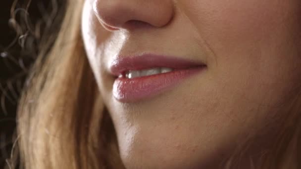 Großaufnahme Lächelnder Frauenlippen Die Zähne Zeigen Während Sie Rosa Lippenstift — Stockvideo
