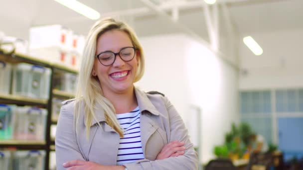 Szczęśliwa Bizneswoman Zadowolona Pracy Biurze Portret Odnoszącej Sukcesy Zachwycającej Korporacyjnej — Wideo stockowe