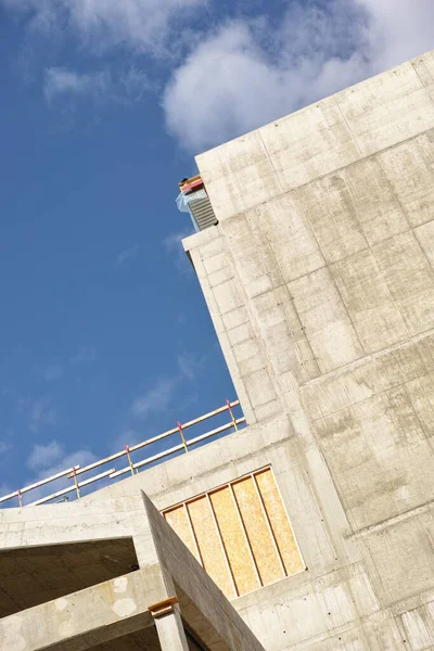 Exterior Concrete Building Cloudy Blue Sky Detail View Tall Residential — ストック写真