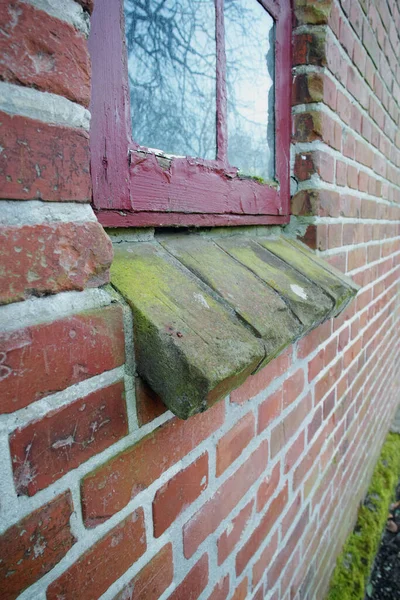 Old Dirty Window Brick Wall House Home Ancient Casement Red — Foto de Stock