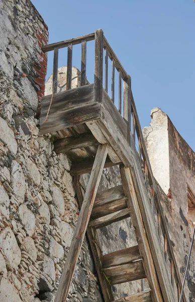 Escadas Madeira Velhas Que Conduzem Telhado Edifício Histórico Contra Fundo — Fotografia de Stock