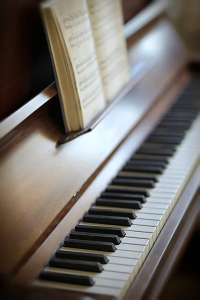 Closeup Vintage Piano Keyboard Sheet Music Book Empty Antique Wooden — Φωτογραφία Αρχείου