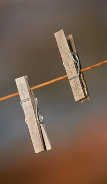 Fechar Duas Estacas Roupa Uma Linha Lavagem Lado Fora Contra — Fotografia de Stock