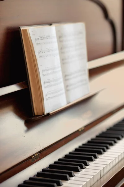 Closeup Vintage Piano Keyboard Sheet Music Book Empty Antique Wooden — 图库照片