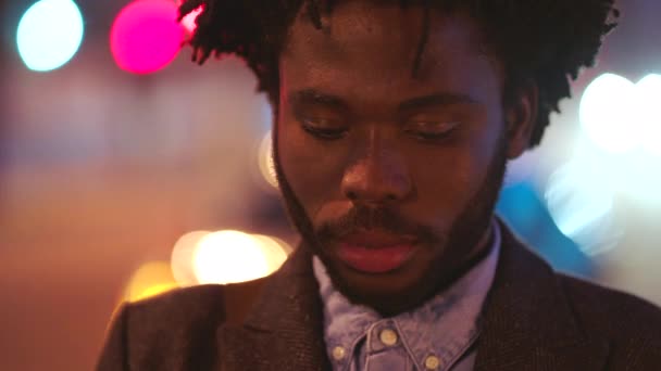 Retrato Homem Africano Que Parece Triste Numa Noite Cidade Fecho — Vídeo de Stock