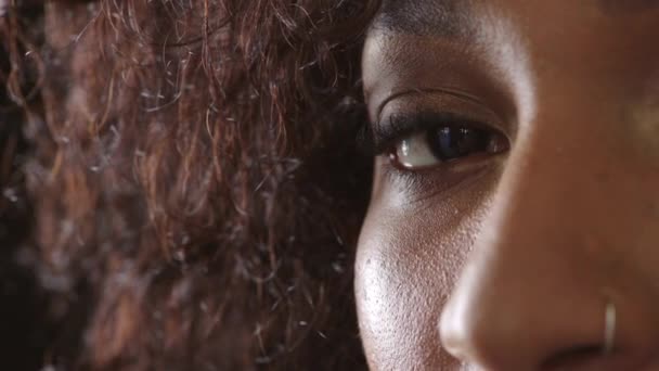Портрет Жінки Інтенсивним Поглядом Блимає Дивлячись Фокус Думаючи Про Ідеї — стокове відео