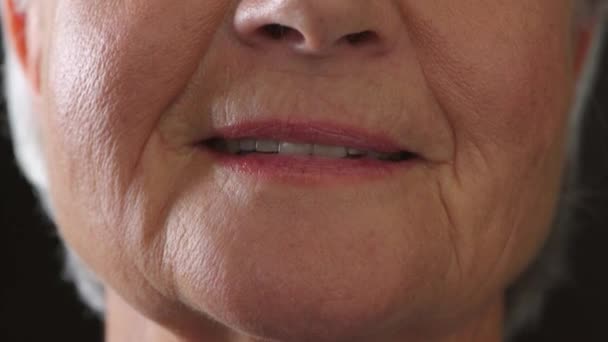 Starsza Kobieta Problemami Dentystycznymi Żółtymi Zębami Powodu Niezdrowych Nawyków Zbliżenie — Wideo stockowe