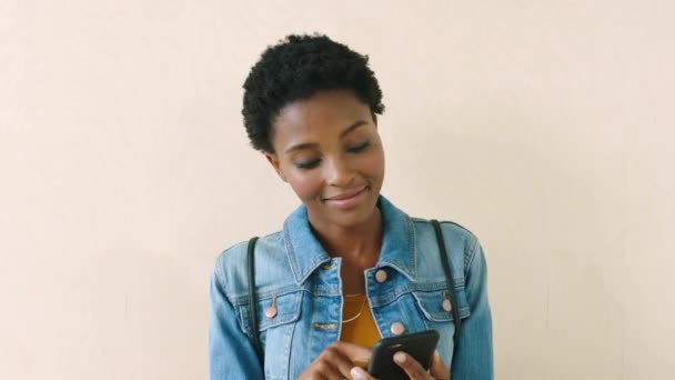 Donna Sorridente Con Afro Inviare Messaggio Testo Telefono Pensare Collegamento — Video Stock