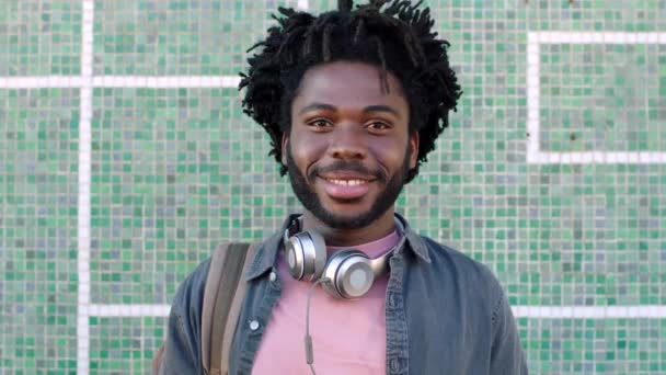 Retrato Joven Estudiante Sonriente Con Auriculares Afuera Cara Hombre Africano — Vídeos de Stock