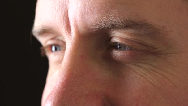 Les Yeux Rapprochés Homme Regardant Fixement Clignotant Regardant Concentré Pensant — Video