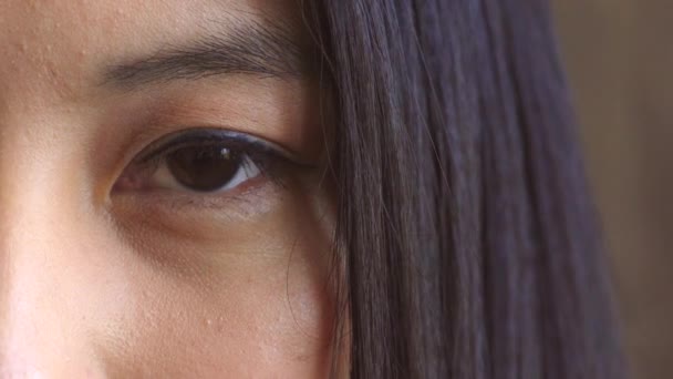 Closeup Brown Eye Looking Forward Intense Serious Stare While Thinking — Wideo stockowe