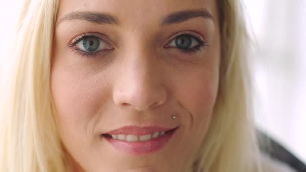 Een Trendy Blonde Vrouw Die Lacht Portret Van Een Mooie — Stockvideo