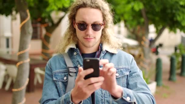 Jovem Homem Feliz Rindo Usando Telefone Para Ler Uma Mensagem — Vídeo de Stock