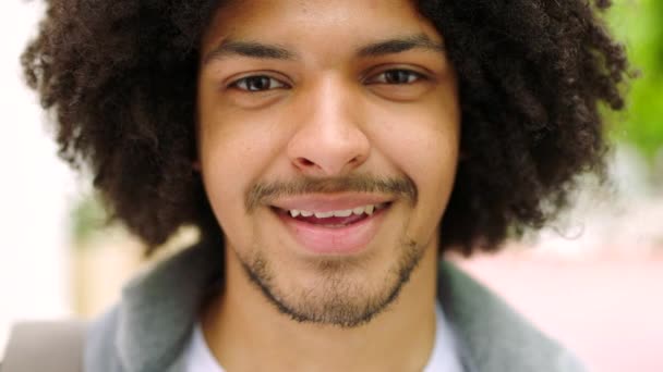 Jovem Estudante Negro Feliz Com Afro Exterior Cidade Retrato Homem — Vídeo de Stock