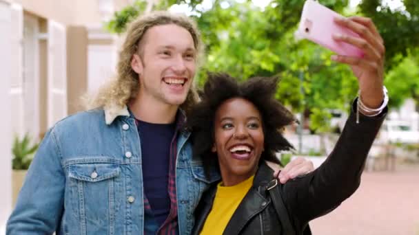 Edgy Friends Bonding Taking Selfies Using Phone City Interracial Tourist — Vídeo de Stock