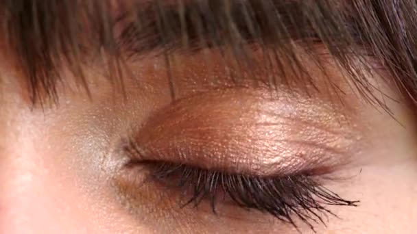 Detail Woman Wearing Mascara Makeup Cosmetics While Looking Forward Woman — Stok video