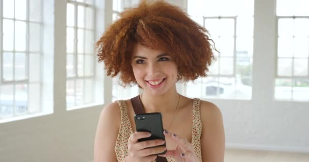 Femme Rousse Élégante Lisant Sms Romantique Sur Son Téléphone Une — Video