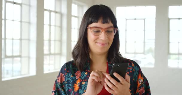 Mujer Joven Elegante Utilizando Teléfono Navegar Línea Solo Feliz Mujer — Vídeos de Stock