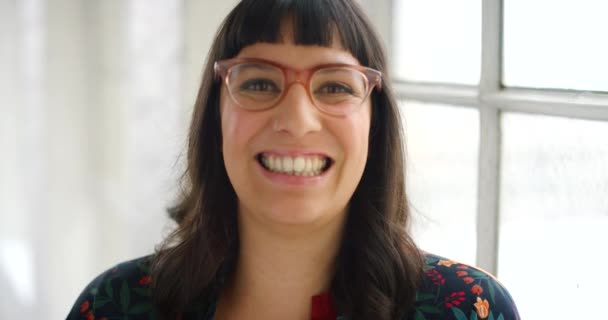 Mujer Caucásica Moda Sonriendo Riendo Con Una Ventana Fondo Retrato — Vídeos de Stock