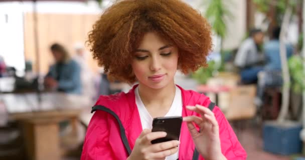 Rozrušená Mladá Žena Červeným Afro Telefonem Když Městě Trendy Žena — Stock video