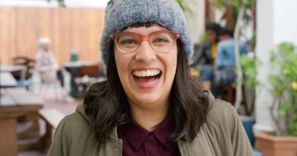 Happy Young Woman Enjoying Trip Her Favourite Coffee Shop Portrait — Vídeo de stock