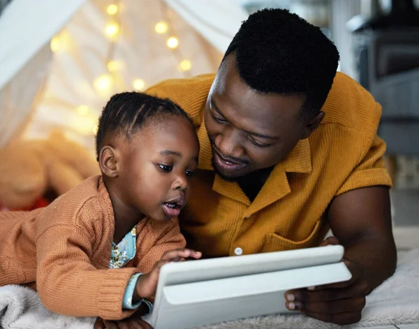 Evde Yatarken Babasıyla Dijital Tablet Kullanan Sevimli Küçük Bir Kız — Stok fotoğraf