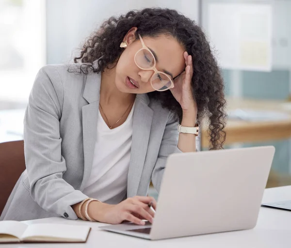 Egy Vonzó Fiatal Üzletasszony Egyedül Irodájában Úgy Érzi Stresszes Használata — Stock Fotó