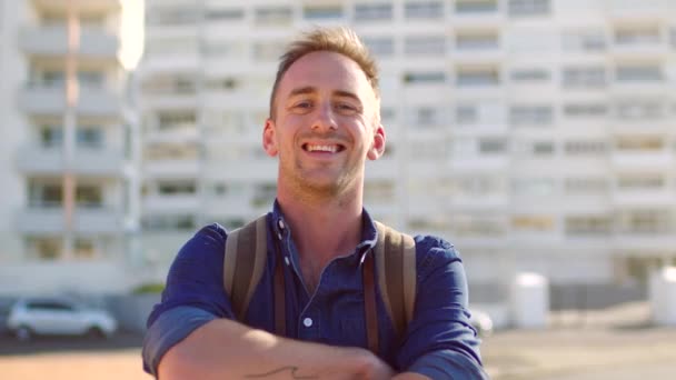 Portrait Smiling Tourist Carrying Backpack Standing Arms Crossed City Happy — Vídeo de Stock