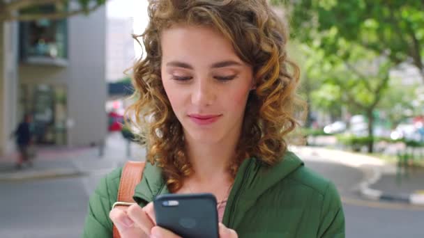 Una Joven Feliz Mandando Mensajes Por Teléfono Ciudad Mujer Alegre — Vídeos de Stock