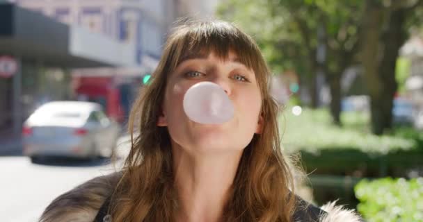 Portrét Krásné Ženy Foukající Bublinu Při Žvýkání Žvýkačky Městě Sebevědomá — Stock video