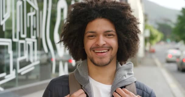 Portrait Young Carefree Man Afro Commuting Alone Town Face Cheerful — Stockvideo