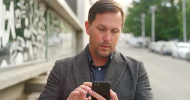 Male Corporate Worker Using Gps While Commuting Work Morning Portrait — 图库视频影像