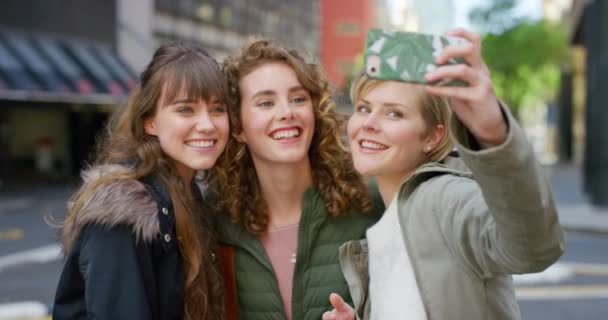 Grupo Amigos Alegres Tomando Una Selfie Con Teléfono Ciudad Mujeres — Vídeo de stock