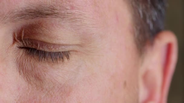 Closeup Man Testing His Vision Eyesight Optometrist Zoom Man Blinking — Vídeo de stock