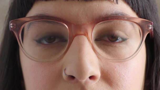 Primer Plano Una Mujer Que Usa Anteojos Para Vista Corrección — Vídeos de Stock